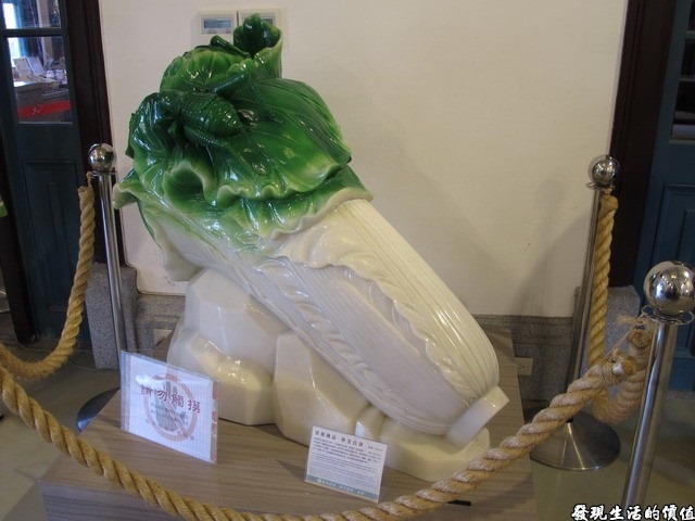台南夕遊出張所-首先迎面而來的是一顆幾乎跟個成人一樣大的鹽雕翠玉白菜，如果不是看介紹，還真想不到它是個鹽雕作品。