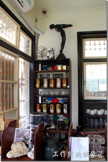 台南-鹿角枝老房子咖啡。咖啡店內到處都擺放著一些古董級的家具。