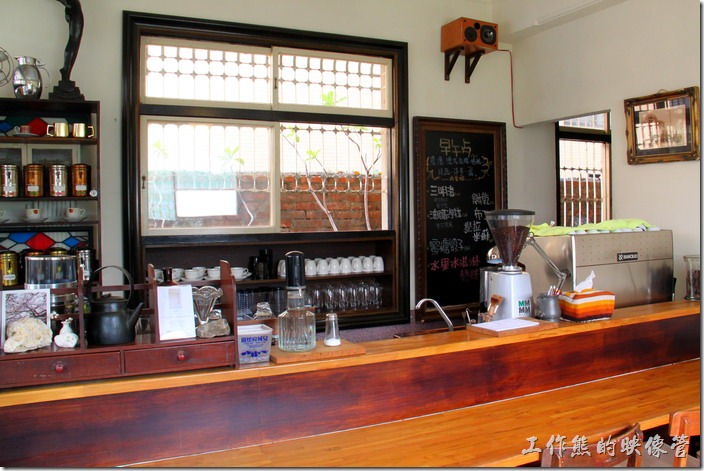 台南-鹿角枝老房子咖啡。櫃台前的擺設也大量使用舊家具來裝飾與再利用。