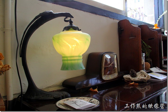 台南-鹿角枝老房子咖啡。一樓入口處的檯燈與名片，一旁還有個舊鬧鐘。