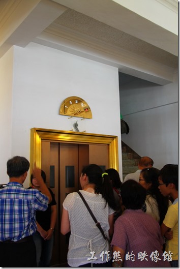 這指針式電梯可林百貨的招牌，據說當時台南附近就只有這棟樓有電梯，而搭乘電梯也成了參觀必備的行程，所以一堆人排隊等電梯的盛況就出現了。