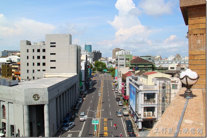 台南-林百貨。從高處往下望，中正路的視野全在眼下，這條中正路在當時可是商業一條街呢。