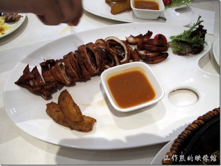 上海八百伴-新旺茶餐廳。碳烤鮮魷魚，RMB$43。味道不錯，就是烤得稍微過了頭， 土耳其客人愛吃，我個人也蠻推薦的。