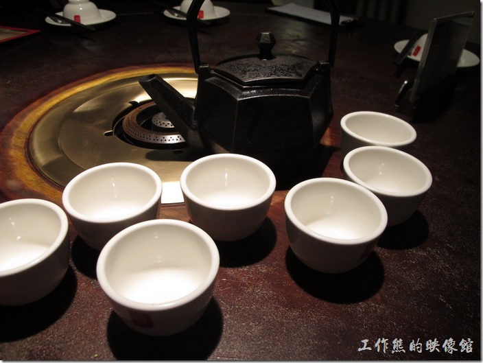 台北-鼎王長安東店。好特別的茶壺，而且很重。