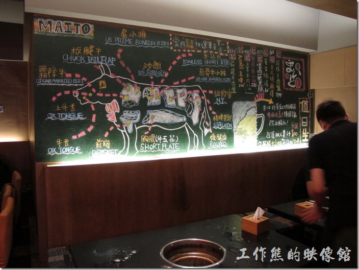 台南-舞飛日式燒烤。餐廳的佈置及氣氛也不錯，最讓人欣賞的是店內黑板上用各色粉筆畫出來的牛肉的各部位，讓喜歡吃牛肉的朋友知道自己應該點那一部位