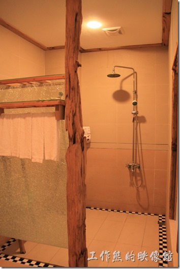 台東池上-一夜情黃姐民宿。連浴室內也大量採用木頭。