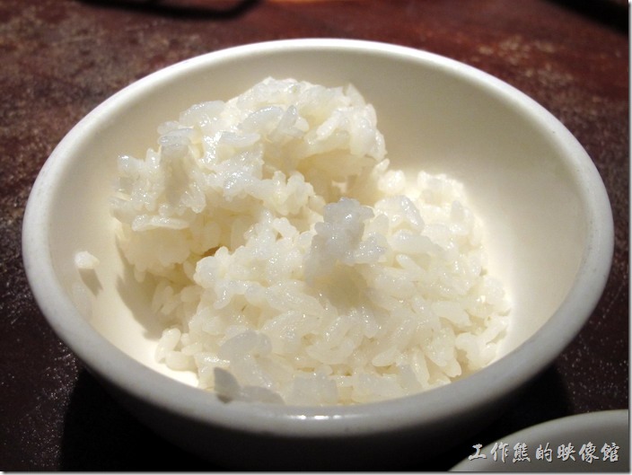 台北-鼎王長安東店，晶瑩剔透的白米飯是一定要吃的，建議可以光吃白飯體驗一下純白米飯的香氣，再跟火鍋料一起食用。