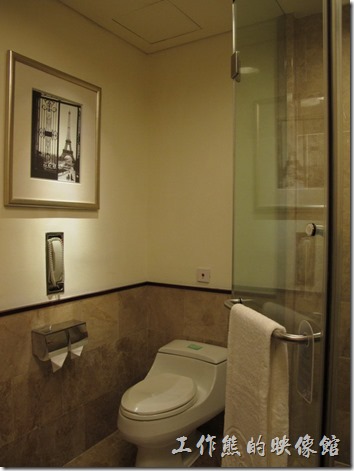 惠州-康帝國際酒店。客房的浴室採用乾濕分離的設備，好像沒有浴缸，有點忘記了，馬桶也不是免治型的。
