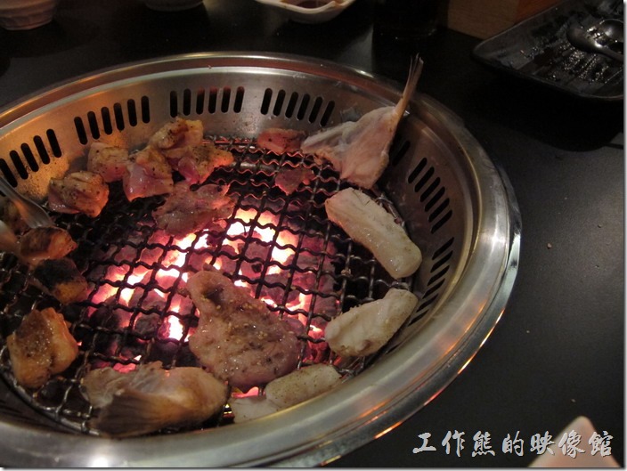 台南-舞飛日式燒烤。炭火直烤，一開始的時候服務人員會來幫忙烤，這魚下巴似乎不太好烤，所以服務人員建議我們把魚下巴立起來靠在爐火的旁邊烤。