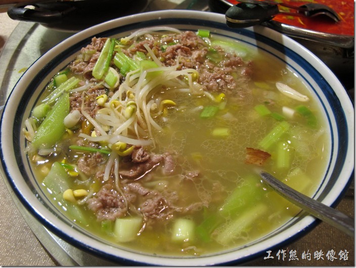 上海-干鍋居(貴州黔菜)。飄香肥牛，RMB$43。湯頭不錯，我覺得最好吃的是反而是飄在上頭的豆芽菜，因為吸飽了各式滋味。