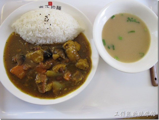 台南-京正拉麵。這培燻咖哩雞飯還有附一碗味噌湯，只是這味噌湯喝起來不太像我們喝慣的湯，似乎比較像拉麵的高湯耶。