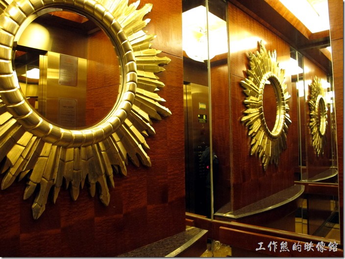 惠州-康帝國際酒店。電梯內的鏡子。