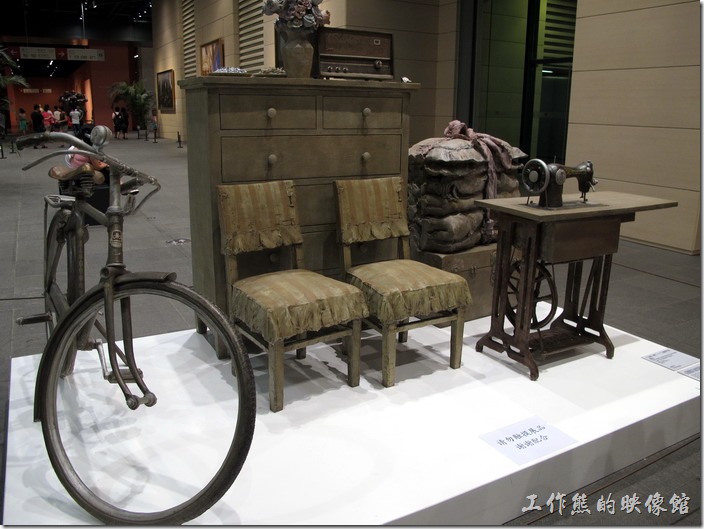 上海-中華藝術宮。三轉一響（三轉就是手錶、裁縫車、自行車，而一響就是音響)。讓我想起台灣以前台灣的嫁妝也是類似，想不到現在這些在上海也也已經成了骨董了。