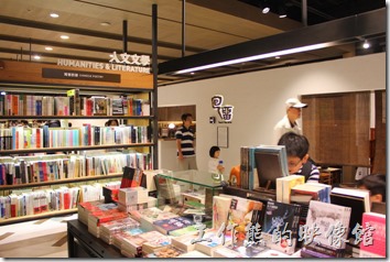 台北-誠品生活松菸店。很欣賞誠品的一點是書店內就有輕食餐廳，另外也設置舒適的環境，讓想看書的客人可以坐下來看書。