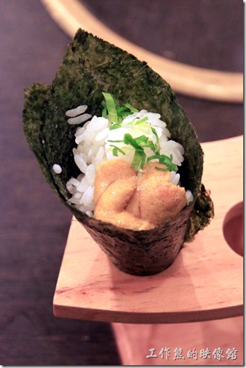 台南-酒河豚日本料理。海膽手卷，NT$80。忘了交代裏頭不要包米飯，旦包高麗菜又怪怪的。個人真的吃不過這海膽，腥味非常重。 