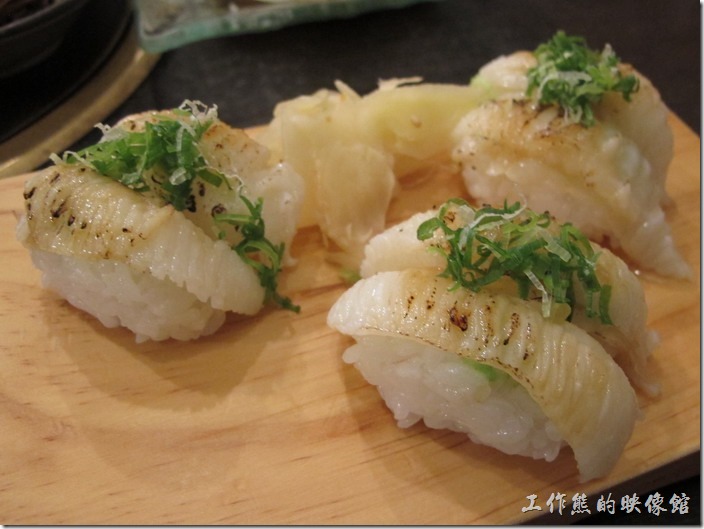 台南-酒河豚日本料理。炙燒比目魚握壽司，NT200。以這個價位來說感覺上只是還好而已，比目魚雖然很鮮嫩，但油脂似乎不太夠。