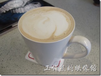 台南-oilily_caffee。熱卡布奇諾。喝起來很順口但咖啡的味道有點淡。