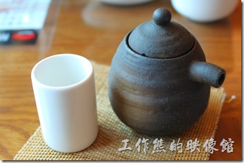 台南-築地壽司。這裡的的陶壺（醬油壺）有點給它可愛耶，壺蓋有個很深的直筒構造，應該是為了防止醬油倒太多、溢出來的設計，還滿貼心的。