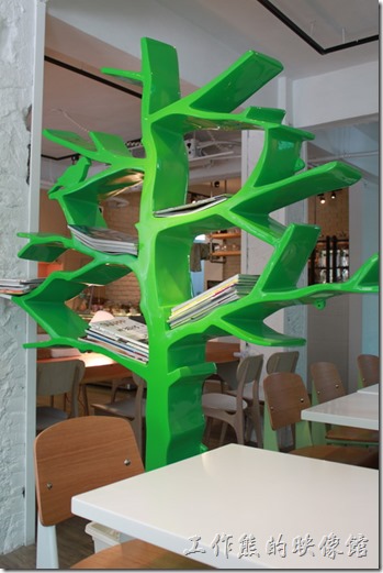 台南【Komori小莫里】。這個樹狀的書架屏風把餐廳大致上隔成兩部份，這裡還提供USB充電區，就甘心！