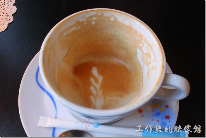 台南-PS-Cafe-Brunch。這是喝完的咖啡杯，我現在習慣喝完後檢查其咖啡的殘渣，順便看看咖啡的油脂。