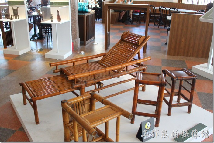 台南林百貨四樓有些懷舊的竹籐作品陳列。