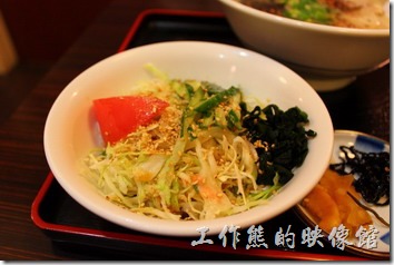 日本北九州，熊本拉麵こむらさき本店 。拉麵定食，日幣720円，內容包含一大碗豚骨拉麵，以及蔬菜沙拉、白飯、醃製小菜。這裡的白飯也好好吃，就是太大碗了，是一般份量的兩倍。
