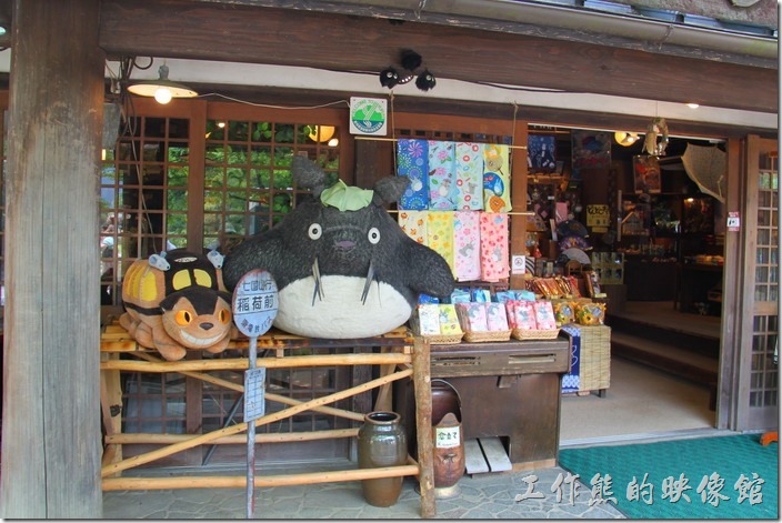 日本北九州-由布院-榛果之森。龍貓卡通裡龍貓等公車的站牌，還有龍貓公車。