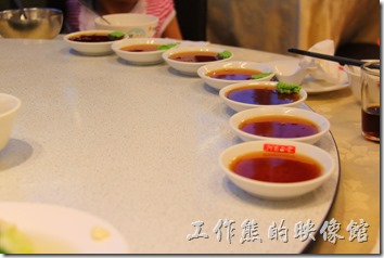 台南-阿菊食堂。餐桌上的擺設，醬油沾料也是一人一小蝶，不分大人小孩。