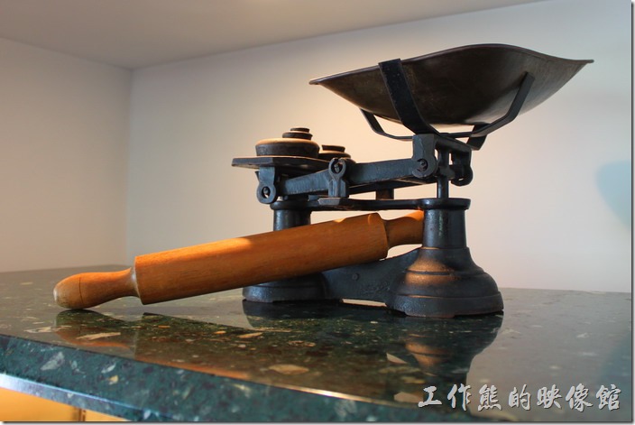 日本-由布院B-SPEAK瑞士捲。這是製作瑞士捲的工具，磅秤以及桿麵棍。