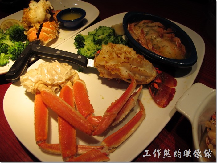 Louisville-RED-lobster。Rock Lobster Crab & Shrimp, US$27.49。美國人吃得螃蟹一定得夠大，因為他們幾乎只吃肉，這次餐廳也沒有主動附螃蟹夾，難道看我們東方人可以用牙齒啃蟹腳，確實最後大家都直接用牙齒啃，這螃蟹腳還沒紅蟳那麼硬就是了。