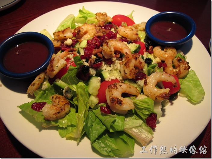 Louisville-RED-lobster。Shrimp Bar Harbor Salad, US$12.79 (With fresh romaine, sun-dried berries and honey-roasted pecans with a blueberry- balsamic vinaigrette. Crumbled blue cheese served upon request.)