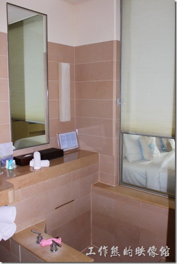 南投日月潭-雲品酒店。浴缸邊上還有一隻粉紅色的可愛溫度計，讓你泡湯量水溫，只要把浴缸旁的羅馬連拉上，就可以一泡澡一邊看電視了，也算是一種享受吧。