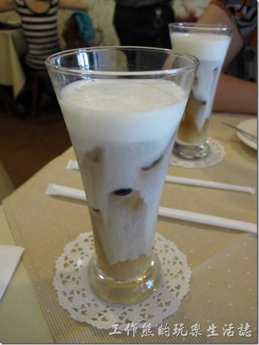 台南-洋蔥咖哩工房。飯後飲料─拿鐵冰咖啡。一樣不甜，但似乎有點小杯，冰塊幾乎就佔去了一半。