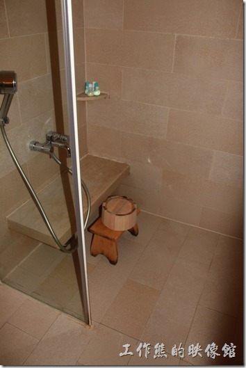 南投日月潭-雲品酒店。淋浴間採乾濕分離，還有日是的小木桶極小凳子讓房客沖水用，沖過水就可以來泡澡了。 