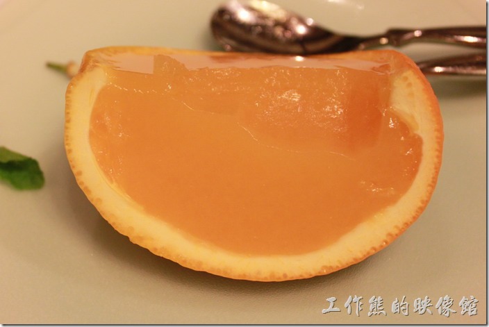 日本北九州-由布院-彩岳館晚餐。這柳橙果凍可是把柳橙先挖掉留下皮，然後把果凍放上柳橙皮。不知道是否因為吃飽的關係，還不和我的口味，所以只吃了兩口。