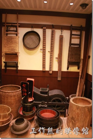 日本北九州-由布院-彩岳館。這家飯店的主人真的很喜歡收集一些古董，溫泉區有很多的商店招牌，這禮則是很多的農家器具。