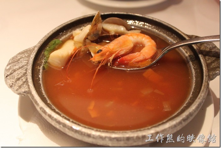 台南-西堤(Tasty)民族店。湯品-義式海鮮清湯。我個人最喜歡這一道湯品，裡頭的海鮮還蠻多的，有蝦子、魚肉、蛤蜊、透抽…等，湯頭也不錯喝，有一點點越式海鮮湯的感覺但又不辣。