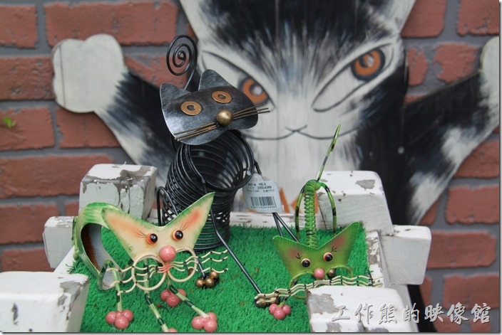 日本北九州-由布院街道。各式的彈簧貓咪藝術品。