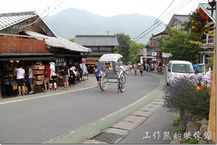 日本北九州-由布院街道。這些人力車經常可以在金鱗湖與火車站之間的鄉間小路上看到其穿梭，也因為這條馬路是這地區觀光客最多的地方。