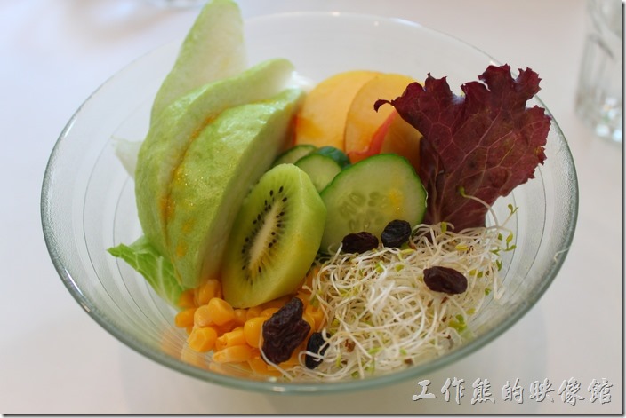 台南-看見咖啡(Vedere)早午餐。經典早午餐的水果沙拉，有芭樂、奇異果、玉米、牛番茄、生菜、苜蓿芽、葡萄乾，使用優格醬。