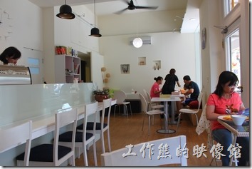 台南【看見咖啡】的餐廳內部裝潢，座位不多，最多20個人就了不起了，但窗明几淨，有別於台南以復古為主的早午餐咖啡店。