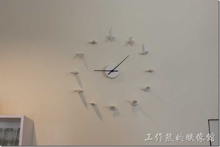 台南【看見咖啡】店內牆壁的時鐘，展翅高飛。