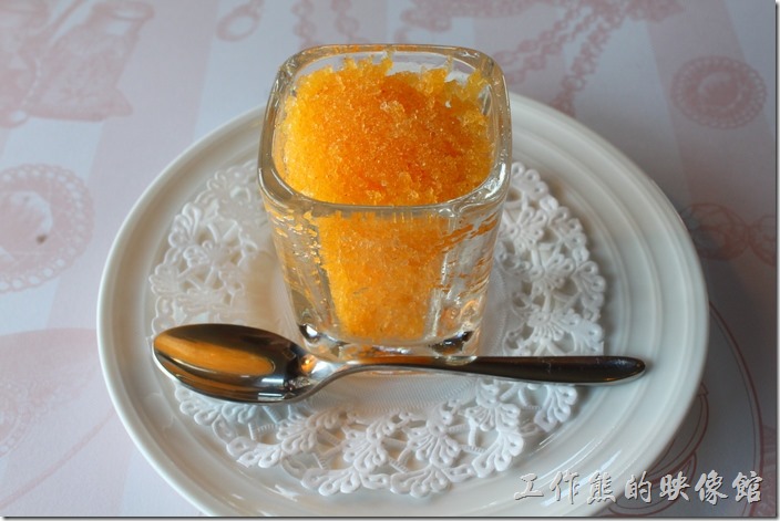 台南-瑪莉洋房(Marie's House)。柳橙雪霜。不同於一般的冰沙，而是帶點顆粒的冰霜，有著淡淡地柳橙味與檸檬皮的香氣。其主要目的是在主餐前，甦醒並淨化剛剛被麻痺的味蕾。