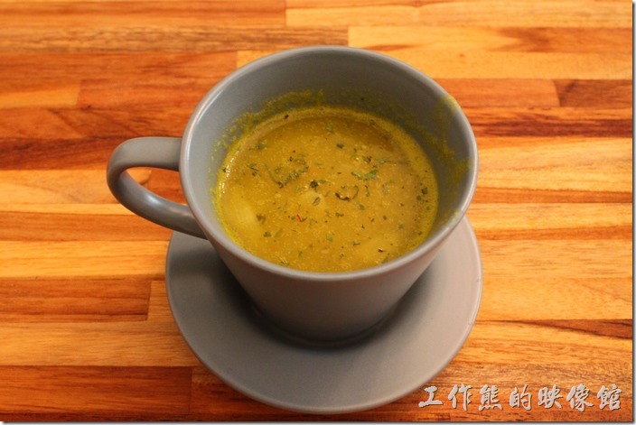 台南-晚起餐館(getlate)。早午餐點的附餐濃湯，這個是熬煮的南瓜湯，喝第一口的時候沒什麼味道，家了胡椒粉之後味道就出來了。