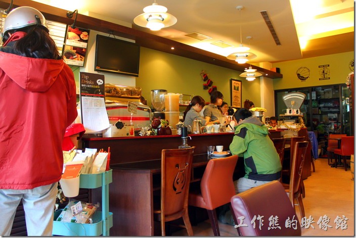 台南【席瑪朵咖啡烘培棧】立賢路總店的吧台。這裡的座位其實不是很多，大約可以容納20多人出頭。