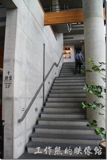 台南-白台南安平-白鷺灣 蜷尾家 經典冰淇淋的二樓以上為開放空間，可以自由上樓參觀藝術品。