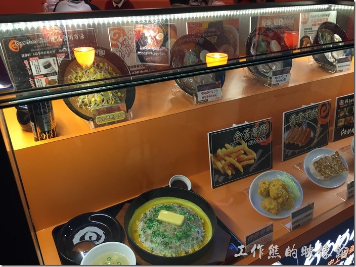 台南-花月嵐拉麵。現在的日式拉麵都會製作這種食物的樣品，讓客人直接看櫥窗內的展示就可以勾起食慾，讓自己想知道什麼東西。