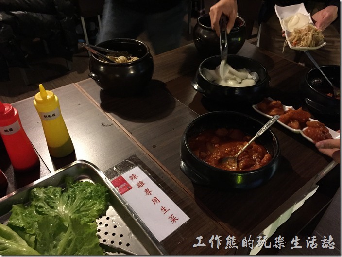 台北-紅通通韓國平價料理。點好餐之後就可以開始享用餐廳所準備的小菜了，這裏的小菜必須自己取，我的手腳稍微慢了一點，大部分的小菜就被拿光，還好餐廳的服務人員馬上就補上了。