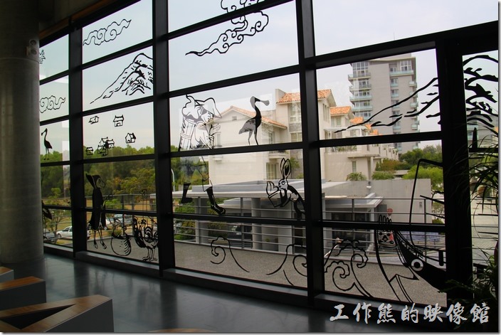 台南-白台南安平-白鷺灣 蜷尾家 經典冰淇淋的的後面其實有一大片的落地玻璃，上面有剪紙刻劃了許多安平地區的人事景物。
