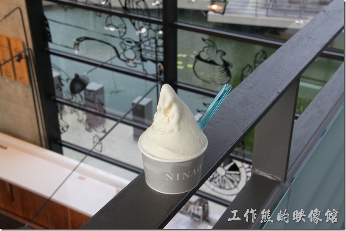 台南-白台南安平-白鷺灣 蜷尾家 經典冰淇淋。這是從其二樓的沾展示空間往下拍得景色。